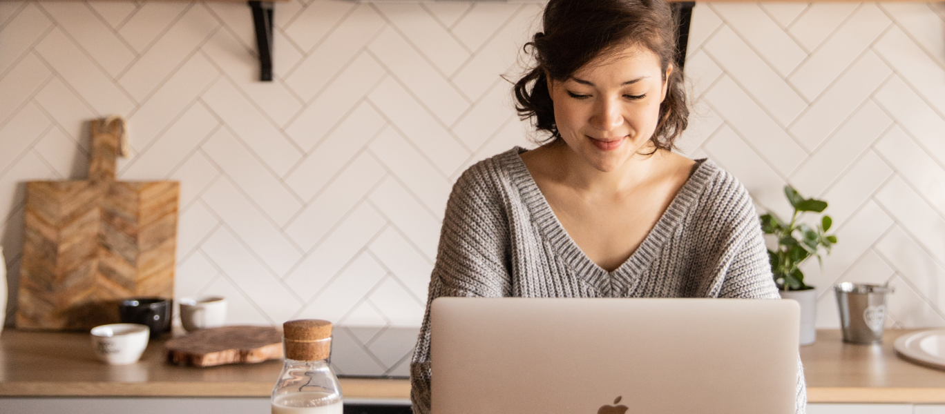 Image d'une femme travaillant derriere sont ordinateur